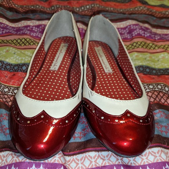 B.A.I.T Footwear Sarah Patent Red Flats 7.5 - Picture 1 of 3